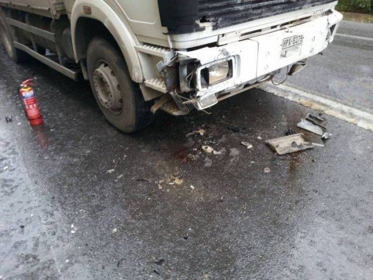 Μετωπική σύγκρουση Ι.Χ με φορτηγό στο Πορτιανού