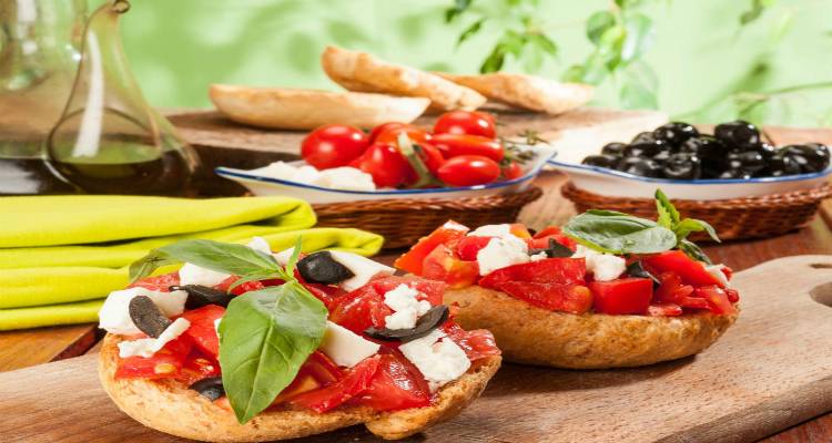 &Pi;&iota;&omicron; &kappa;&omicron;&nu;&tau;ά &sigma;&tau;&eta; &mu;&epsilon;&sigma;&omicron;&gamma;&epsilon;&iota;&alpha;&kappa;ή &delta;&iota;&alpha;&tau;&rho;&omicron;&phi;ή &lambda;ό&gamma;&omega;... &kappa;&rho;ί&sigma;&eta;&sigmaf; &omicron;&iota; Έ&lambda;&lambda;&eta;&nu;&epsilon;&sigmaf;