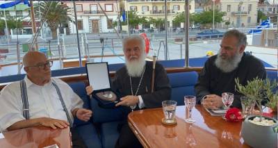 &Sigma;&tau;&omicron; &iota;&sigma;&tau;&iota;&omicron;&phi;ό&rho;&omicron; &ldquo;&Mu;ά&nu;&iota;&alpha;&rdquo; &omicron; &Mu;&eta;&tau;&rho;&omicron;&pi;&omicron;&lambda;ί&tau;&eta;&sigmaf; &Lambda;ή&mu;&nu;&omicron;&upsilon; &kappa;&iota; &Alpha;&gamma;ί&omicron;&upsilon; &Epsilon;&upsilon;&sigma;&tau;&rho;&alpha;&tau;ί&omicron;&upsilon;, &kappa;. &Iota;&epsilon;&rho;ό&theta;&epsilon;&omicron;&sigmaf;