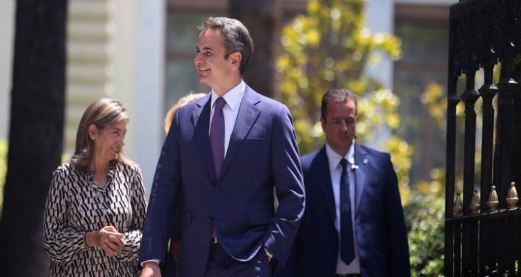 &Sigma;&tau;&iota;&sigmaf; &Eta;&Pi;&Alpha; &omicron; &Mu;&eta;&tau;&sigma;&omicron;&tau;ά&kappa;&eta;&sigmaf;: &Epsilon;&pi;&iota;&delta;&iota;ώ&xi;&epsilon;&iota;&sigmaf; &kappa;&alpha;&iota; &pi;&rho;&omicron;&sigma;&delta;&omicron;&kappa;ί&epsilon;&sigmaf; | &Sigma;&upsilon;&nu;&alpha;&nu;&tau;ή&sigma;&epsilon;&iota;&sigmaf; &mu;&epsilon; &eta;&gamma;έ&tau;&epsilon;&sigmaf;, &sigma;&tau;&omicron; &epsilon;&pi;ί&kappa;&epsilon;&nu;&tau;&rho;&omicron; &omicron;&iota;&kappa;&omicron;&nu;&omicron;&mu;ί&alpha;, &epsilon;&lambda;&lambda;&eta;&nu;&omicron;&tau;&omicron;&upsilon;&rho;&kappa;&iota;&kappa;ά &kappa;&alpha;&iota; &pi;&rho;&omicron;&sigma;&phi;&upsilon;&gamma;&iota;&kappa;ό