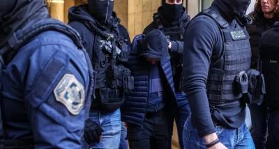 &Sigma;&tau;&alpha; &chi;&nu;ά&rho;&iota;&alpha; &tau;&omicron;&upsilon; &laquo;&kappa;&alpha;&theta;&omicron;&delta;&eta;&gamma;&eta;&tau;ή&raquo; &tau;&omega;&nu; &epsilon;&pi;&epsilon;&iota;&sigma;&omicron;&delta;ί&omega;&nu; &sigma;&tau;&omicron;&upsilon; &Rho;έ&nu;&tau;&eta; &eta; &Epsilon;&Lambda;.&Alpha;&Sigma; | &Kappa;&rho;ί&sigma;&iota;&mu;&eta; &eta; &kappa;&alpha;&tau;ά&sigma;&tau;&alpha;&sigma;&eta; &tau;&omicron;&upsilon; &alpha;&sigma;&tau;&upsilon;&nu;&omicron;&mu;&iota;&kappa;&omicron;ύ