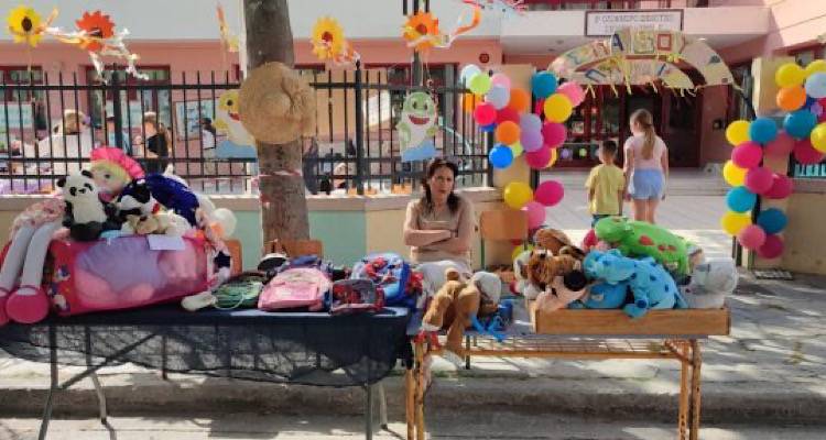 &Mu;ύ&rho;&iota;&nu;&alpha;: &laquo;&Sigma;&chi;&omicron;&lambda;&epsilon;ί&omicron; &kappa;&alpha;&iota; &gamma;&epsilon;&iota;&tau;&omicron;&nu;&iota;ά, &gamma;&iota;&nu;ό&mu;&alpha;&sigma;&tau;&epsilon; &mu;&iota;&alpha; &alpha;&gamma;&kappa;&alpha;&lambda;&iota;ά&raquo; | &Mu;&epsilon;&gamma;ά&lambda;&eta;, &alpha;&pi;&omicron;&chi;&alpha;&iota;&rho;&epsilon;&tau;&iota;&sigma;&tau;ή&rho;&iota;&alpha; &gamma;&iota;&omicron;&rho;&tau;ή &sigma;&tau;&omicron; 2&omicron; &Delta;&eta;&mu;&omicron;&tau;&iota;&kappa;ό &Sigma;&chi;&omicron;&lambda;&epsilon;ί&omicron;