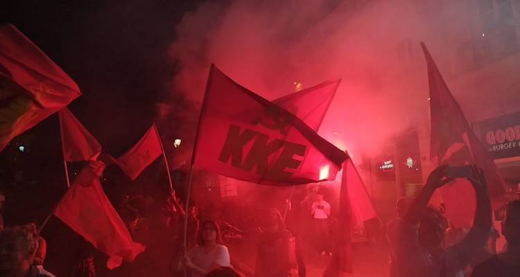 &Lambda;ή&mu;&nu;&omicron;&sigmaf;: 13 &Mu;&alpha;ΐ&omicron;&upsilon; &eta; &kappa;&epsilon;&nu;&tau;&rho;&iota;&kappa;ή &pi;&rho;&omicron;&epsilon;&kappa;&lambda;&omicron;&gamma;&iota;&kappa;ή &sigma;&upsilon;&gamma;&kappa;έ&nu;&tau;&rho;&omega;&sigma;&eta; &tau;&omicron;&upsilon; &Kappa;&Kappa;&Epsilon;