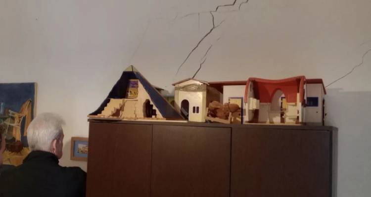 Ανησυχία από τις ρωγμές σε σπίτια και δρόμους στις Βούτες Ηρακλείου | Αύριο η αυτοψία από τον Ευθύμη Λέκκα