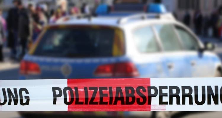 &Pi;&alpha;&nu;&iota;&kappa;ό&sigmaf; &sigma;&tau;&eta;&nu; &Epsilon;&lambda;&beta;&epsilon;&tau;ί&alpha;: Ά&nu;&delta;&rho;&alpha;&sigmaf; &epsilon;&pi;&iota;&tau;έ&theta;&eta;&kappa;&epsilon; &mu;&epsilon; &mu;&alpha;&chi;&alpha;ί&rho;&iota; &kappa;&alpha;&tau;ά &pi;&epsilon;&rho;&alpha;&sigma;&tau;&iota;&kappa;ώ&nu; -&Pi;&omicron;&lambda;&lambda;&omicron;ί &tau;&rho;&alpha;&upsilon;&mu;&alpha;&tau;ί&epsilon;&sigmaf;