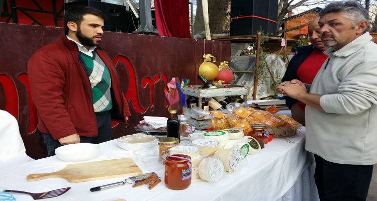 &Pi;&alpha;&rho;ά&delta;&epsilon;&iota;&gamma;&mu;&alpha; &pi;&rho;&omicron;&sigmaf; &mu;ί&mu;&eta;&sigma;&eta; &tau;&omicron; &laquo;Taste Lemnos&raquo; | &Sigma;&tau;&eta; &Nu;&epsilon;ά&pi;&omicron;&lambda;&eta; &tau;&alpha;&xi;&iota;&delta;&epsilon;ύ&epsilon;&iota; &omicron; &Alpha;&lambda;έ&xi;&alpha;&nu;&delta;&rho;&omicron;&sigmaf; &Alpha;&lambda;&epsilon;&xi;ά&nu;&delta;&rho;&omicron;&upsilon;
