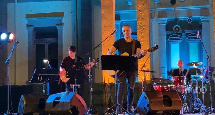 &Tau;&alpha; &laquo;&Kappa;ί&tau;&rho;&iota;&nu;&alpha; &Pi;&omicron;&delta;ή&lambda;&alpha;&tau;&alpha;&raquo;, &eta; &sigma;&chi;έ&sigma;&eta; &tau;&omicron;&upsilon;&sigmaf; &mu;&epsilon; &tau;&eta; &Lambda;ή&mu;&nu;&omicron; &kappa;&iota; έ&nu;&alpha; &pi;&alpha;&lambda;&iota;ό&tau;&epsilon;&rho;&omicron; ά&rho;&theta;&rho;&omicron; &pi;&omicron;&upsilon; έ&gamma;&rho;&alpha;&psi;&alpha;&nu; &gamma;&iota; &alpha;&upsilon;&tau;ή&nu;.