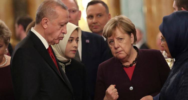 &Sigma;&tau;&eta;&nu; &Tau;&omicron;&upsilon;&rho;&kappa;ί&alpha; &eta; &Mu;έ&rho;&kappa;&epsilon;&lambda; &mu;&epsilon;&tau;ά &tau;&omicron; &laquo;&chi;&alpha;&sigma;&tau;&omicron;ύ&kappa;&iota;&raquo; &alpha;&pi;ό &tau;&eta; &gamma;&epsilon;&rho;&mu;&alpha;&nu;&iota;&kappa;ή &Beta;&omicron;&upsilon;&lambda;ή &sigma;&tau;&omicron;&nu; &Epsilon;&rho;&nu;&tau;&omicron;&gamma;ά&nu; &gamma;&iota;&alpha; &tau;&eta; &sigma;&upsilon;&mu;&phi;&omega;&nu;ί&alpha; &Tau;&omicron;&upsilon;&rho;&kappa;ί&alpha;&sigmaf;-&Lambda;&iota;&beta;ύ&eta;&sigmaf;