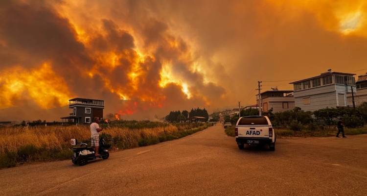Μαίνεται η μεγάλη φωτιά στη Σμύρνη: Κάηκαν σπίτια, εκκενώθηκαν συνοικίες -Στα ελληνικά νησιά έφθασε η στάχτη