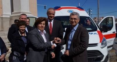 Τελετή παράδοσης 2 ασθενοφόρων στο ΕΚΑΒ για τις ανάγκες των νησιών του Β. Αιγαίου