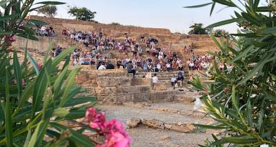 &Lambda;ή&mu;&nu;&omicron;&sigmaf;: &Sigma;&tau;&omicron; &phi;&upsilon;&sigma;&iota;&kappa;ό &phi;&omega;&sigmaf; &tau;&omicron;&upsilon; &Alpha;&rho;&chi;&alpha;ί&omicron;&upsilon; &theta;&epsilon;ά&tau;&rho;&omicron;&upsilon; &tau;&eta;&sigmaf; &Eta;&phi;&alpha;&iota;&sigma;&tau;ί&alpha;&sigmaf;, &zeta;&omega;&nu;&tau;ά&nu;&epsilon;&psi;&alpha;&nu; &tau;&alpha; &laquo;&Theta;&rho;&alpha;ύ&sigma;&mu;&alpha;&tau;&alpha;&raquo; &tau;&omicron;&upsilon; &Epsilon;&upsilon;&rho;&iota;&pi;ί&delta;&eta;