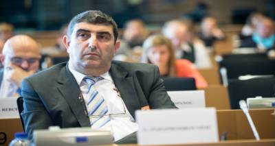 &Sigma;&tau;&eta; &Lambda;ή&mu;&nu;&omicron; &omicron; &pi;&rho;ώ&eta;&nu; &Delta;&iota;&epsilon;&upsilon;&theta;&upsilon;&nu;&tau;ή&sigmaf; &tau;&eta;&sigmaf; &Delta;ί&omega;&xi;&eta;&sigmaf; &Eta;&lambda;&epsilon;&kappa;&tau;&rho;&omicron;&nu;&iota;&kappa;&omicron;ύ &Epsilon;&gamma;&kappa;&lambda;ή&mu;&alpha;&tau;&omicron;&sigmaf; &Pi;&alpha;&pi;&alpha;&pi;&rho;&omicron;&delta;&rho;ό&mu;&omicron;&upsilon;