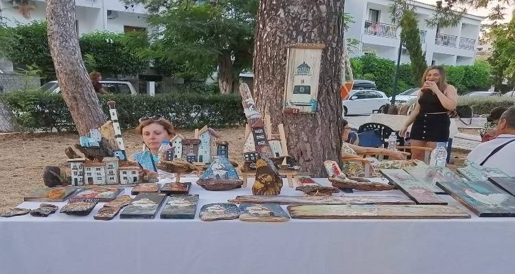 &Alpha;&nu;&delta;&rho;ώ&nu;&iota;: &laquo;&Sigma;&upsilon;&nu;ά&nu;&tau;&eta;&sigma;&eta; &Lambda;&eta;&mu;&nu;&iota;ώ&nu; &Delta;&eta;&mu;&iota;&omicron;&upsilon;&rho;&gamma;ώ&nu; IV&raquo;